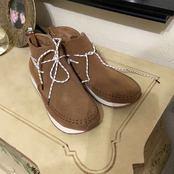 Toms Shoes - NWOT Toms High Top Ankle Moccasin